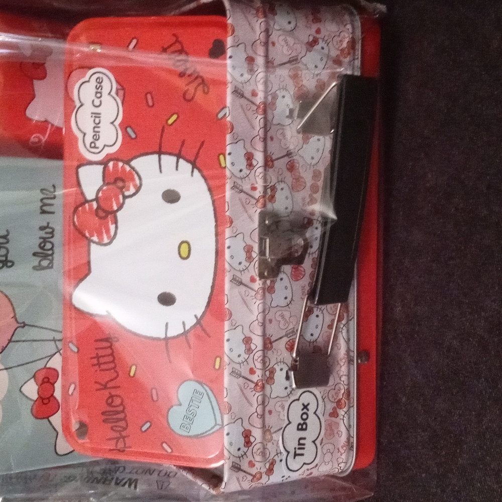 Hello Kitty Valentine's Gift Set 2021 - Picture 4 of 5